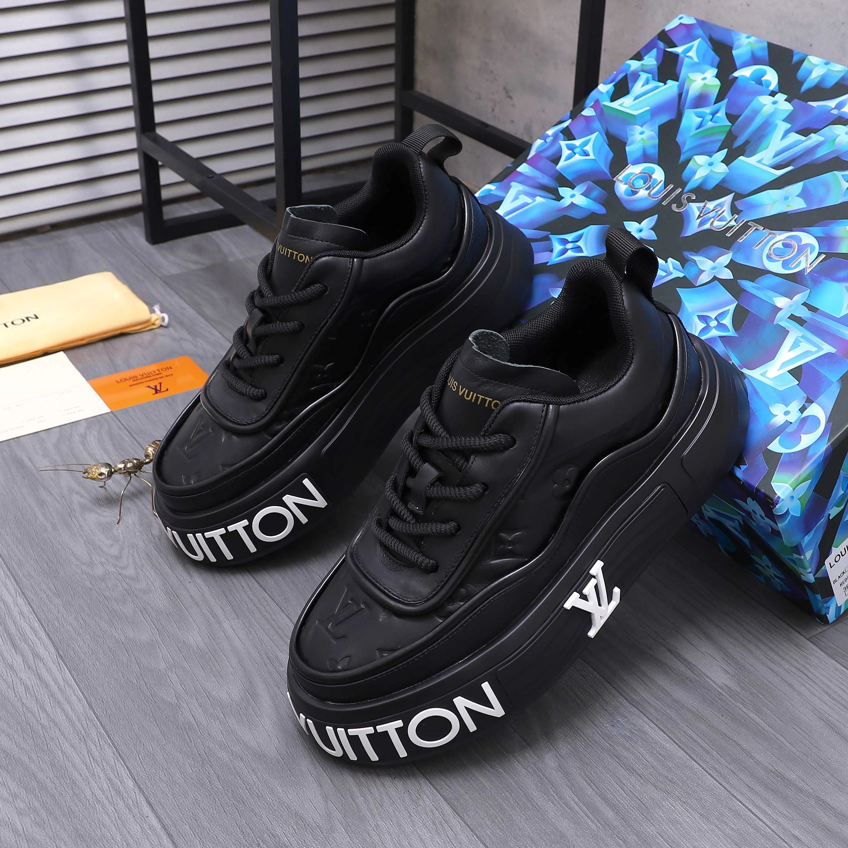 Men's shoes 💰560 Product trademark: LV [Louis Vuitton] casual shoes, regular size. Size: 38-46 (38.45.46 is custom-made and non-returnable) Product materials: Selected high-quality cowhide stitching embossed cowhide upper, cowhide insole, mesh lining, original outsole